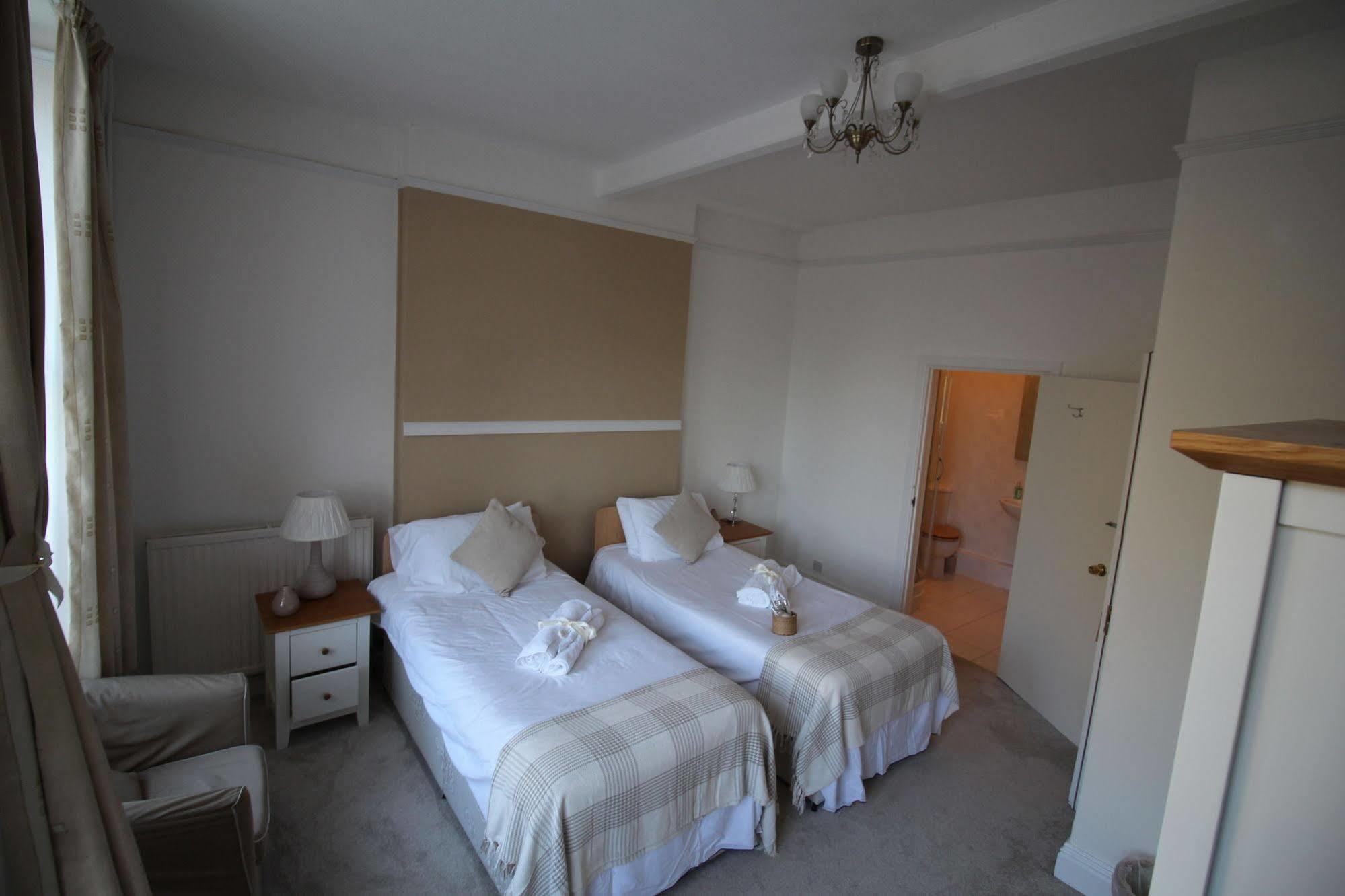 Commonwood Manor Hotel 4*