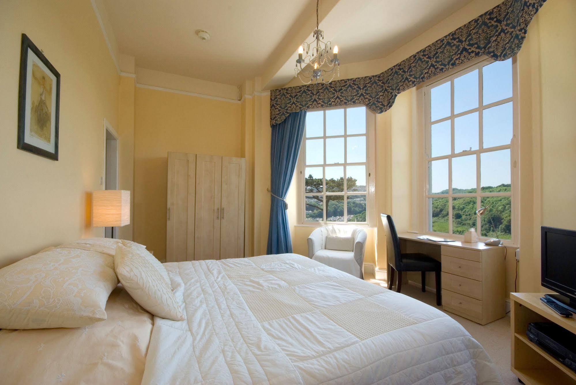 Commonwood Manor Hotel
