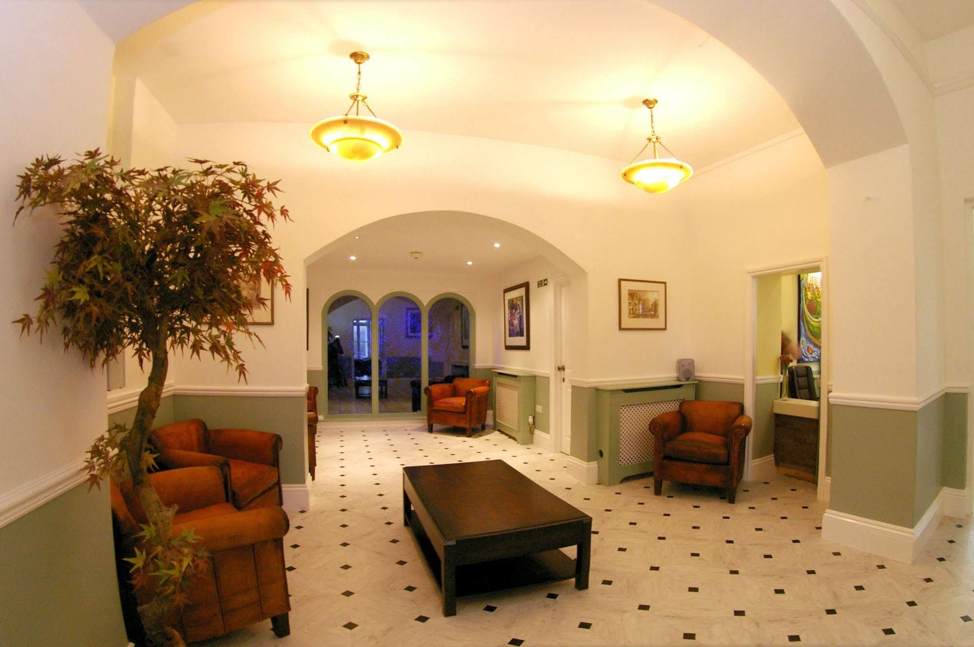 Commonwood Manor Hotel